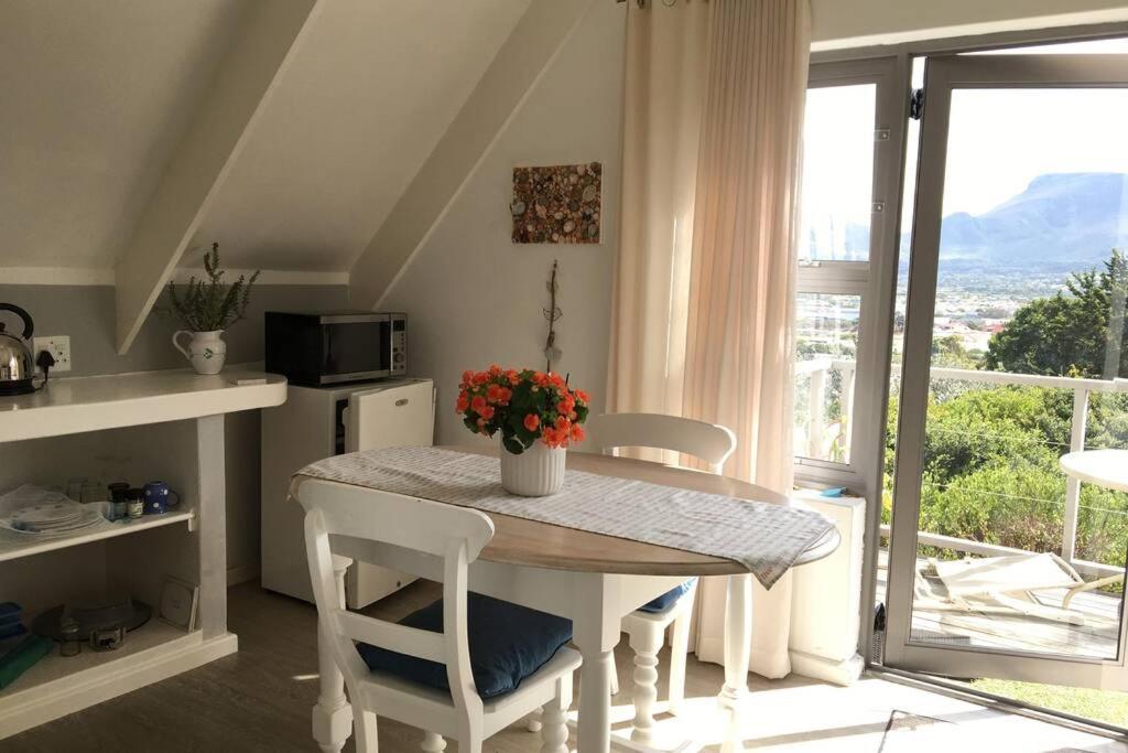 Perfect Hideaway - Stunning Sea And Mountain Views